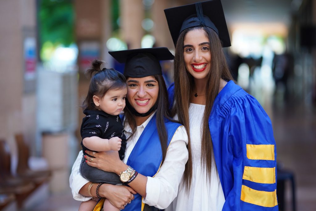 סטודנטיות בטקס הענקת תארים 28.6