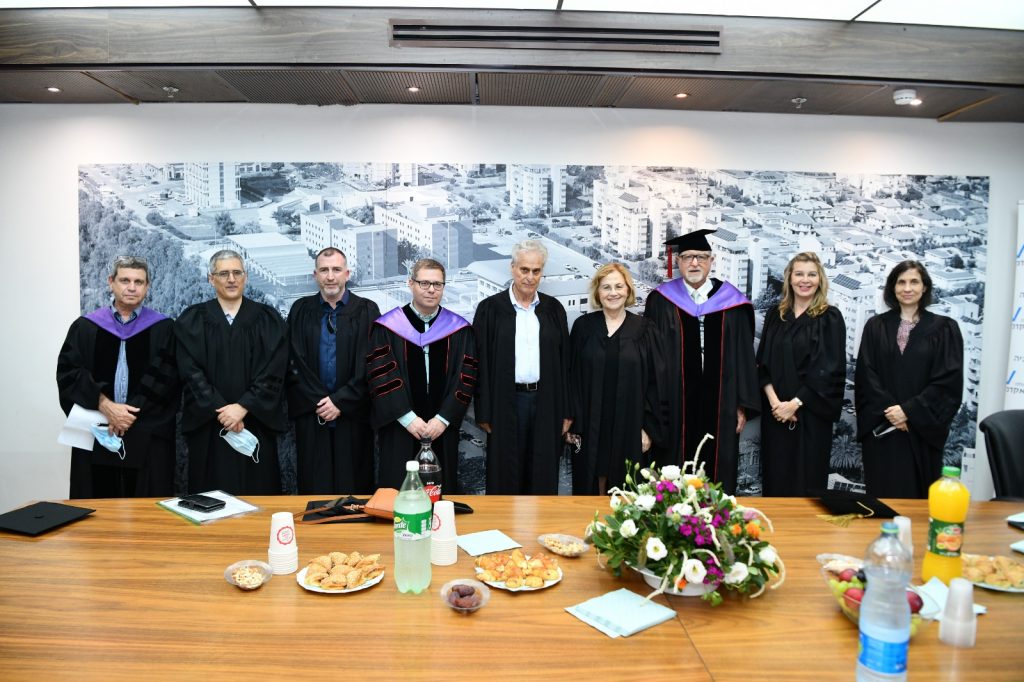 כבוד השופט בדימוס, מר יגאל פליטמן, נשיא בית הדין הארצי לעבודה בדימוס, בטקס הבוגרים לתואר שני בלימודי משפט ומשפטים (1)
