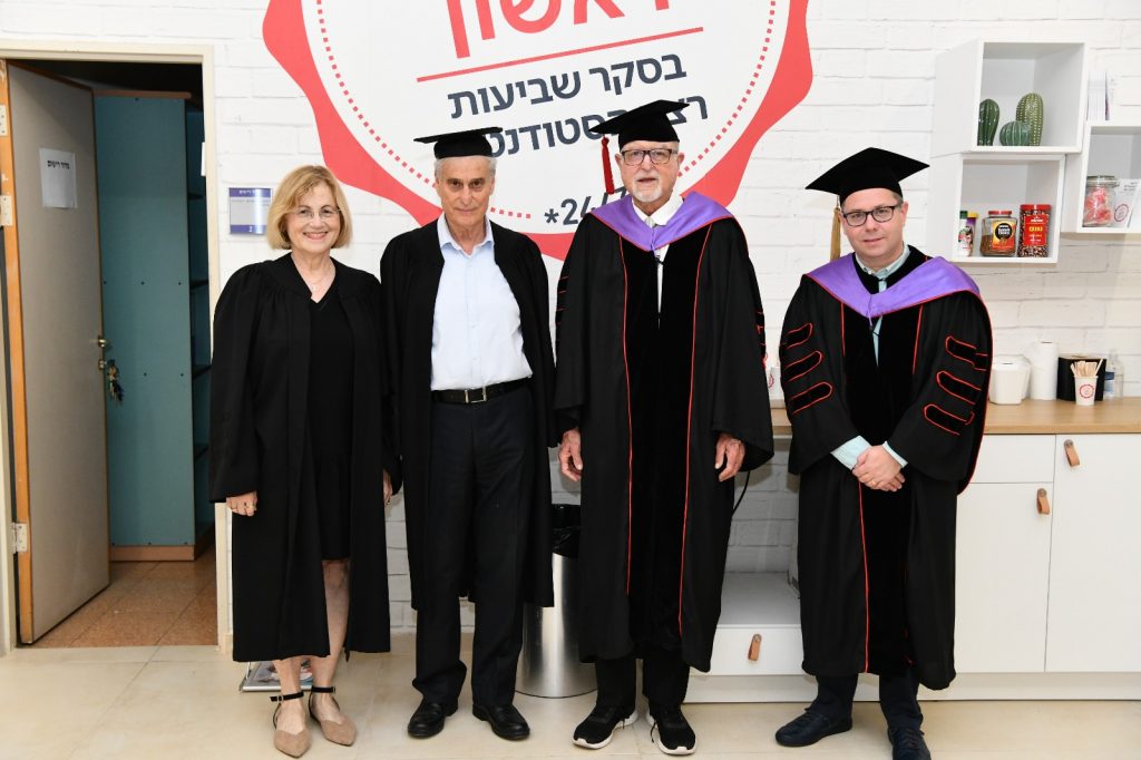 כבוד השופט בדימוס, מר יגאל פליטמן, נשיא בית הדין הארצי לעבודה בדימוס, בטקס הבוגרים לתואר שני בלימודי משפט ומשפטים (2)
