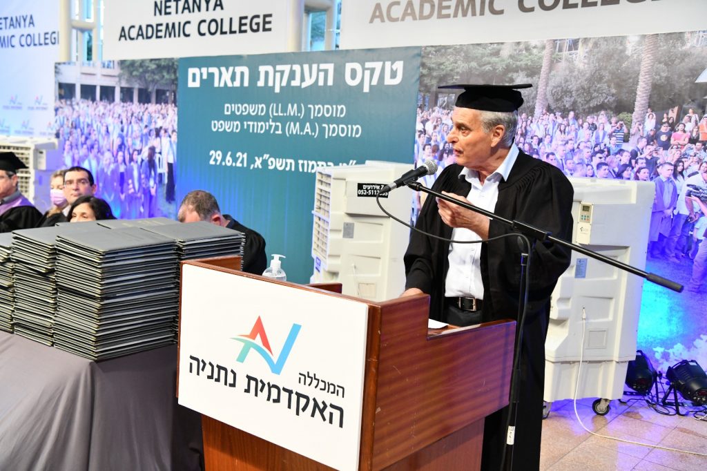 כבוד השופט בדימוס, מר יגאל פליטמן, נשיא בית הדין הארצי לעבודה בדימוס, נואם בטקס הבוגרים לתואר שני בלימודי משפט ומשפטים