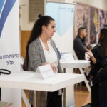תמונה של אנשים מתוך יריד התמחויות
